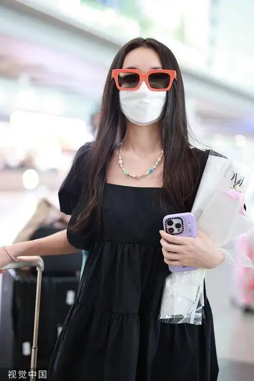 新浪娱乐讯 2023年8月1日,蒋依依身穿黑色连衣裙现身北京首都机场.