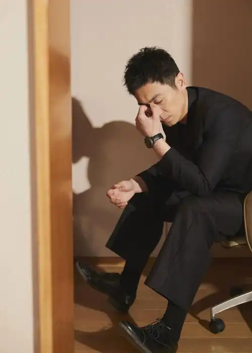 朱亚文光影写真来袭一身不规则西装故事感十足