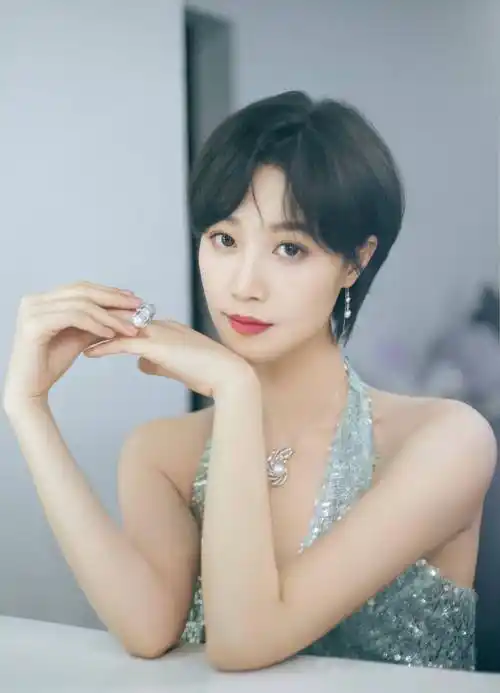 有种整容叫分手两年,蓝盈莹还是老样子,曹骏却越像易烊千玺_健身房