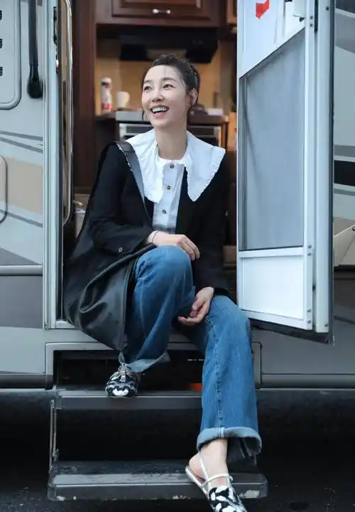 白百何的穿搭比较高大上,一身时髦又个性的西装,扎着马尾辫,走起路来