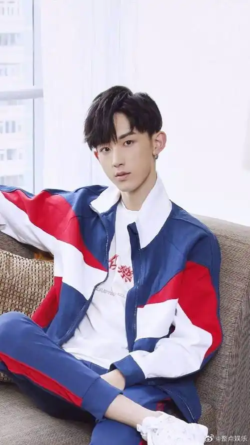 郭俊辰现身医院##郭俊辰坐轮椅现身医院