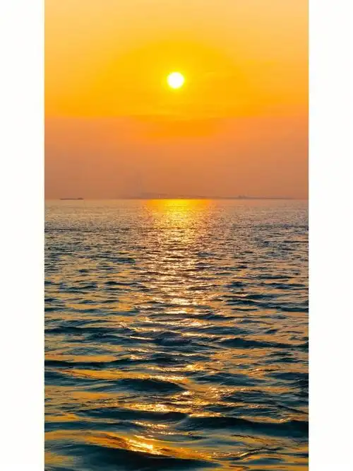 深圳海边太阳强烈水波温柔