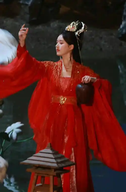 赵露思神隐红衣路透氛围感#赵露思的红衣古装造型太有氛围感了吧