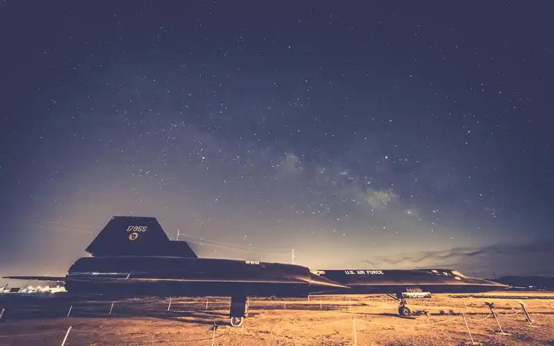 高清无水印夜晚的飞机壁纸