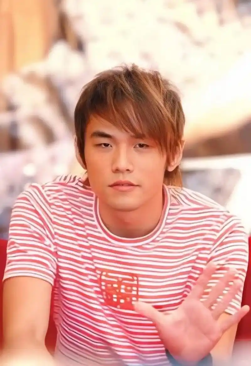 这是2003年时的才华横溢的周杰伦.