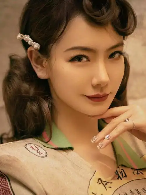 35岁戚薇真敢穿,旗袍开衩秀纤细长腿,抬腿瞬间好惊艳,让人心动|发型