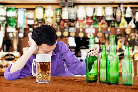 醉酒,男人,拿着,啤酒,睡觉,酒吧,啤酒瓶,手