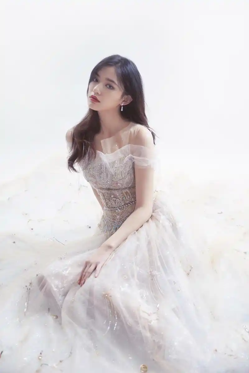 林允身穿the atelier 2020春夏系列纱裙,即将亮相2019bazaar明星慈善