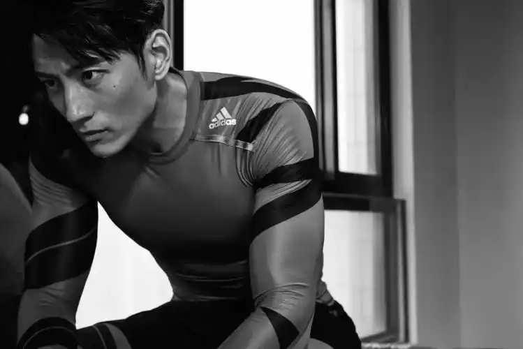 张峻宁变肌肉男秀健身成果你还有什么理由偷懒