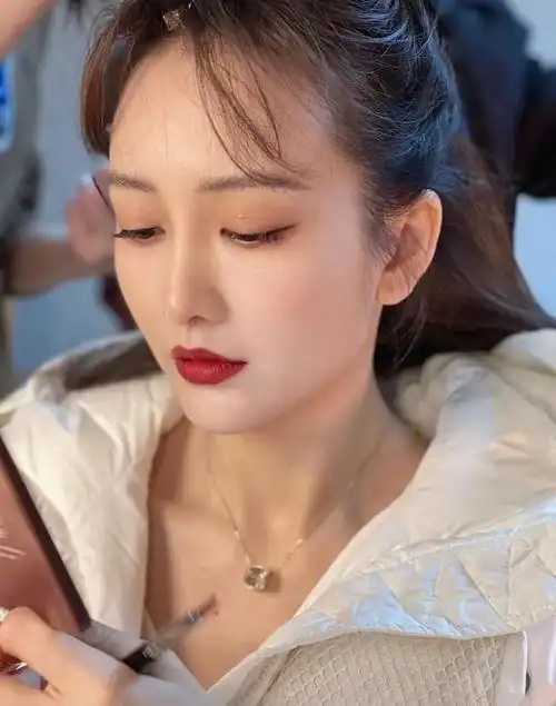 王鸥化妆瞬间也极美,楚楚动人!__财经头条