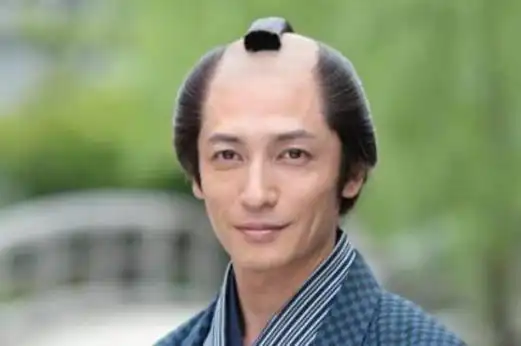 古代日本人的发型为什么要剃掉中间一部分?