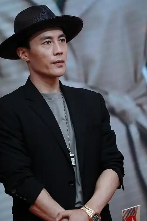 杜淳的清爽男士穿搭你值得拥有,黑灰配色显高级,看着成熟又帅气_西装