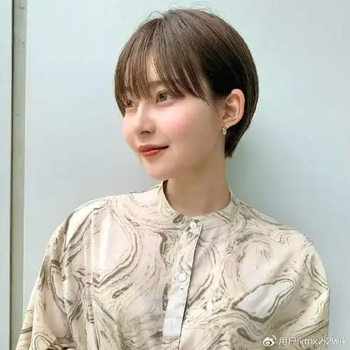 帅气洒脱型还是优雅知性型,女士挂耳短发都能与你的气质完美融合,让你