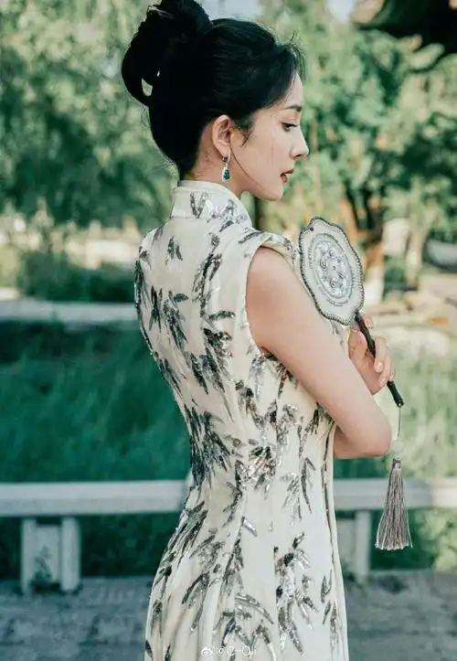 特别定制密竹刺绣旗袍造型,将东方气韵的美,一展无遗～98#杨幂旗袍