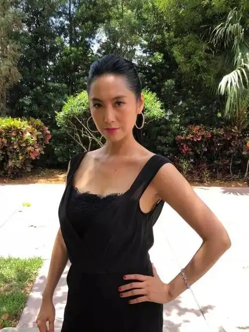 48岁的朱茵有多美?"煤气罐"身材炸街,网友直呼:应该不是垫的