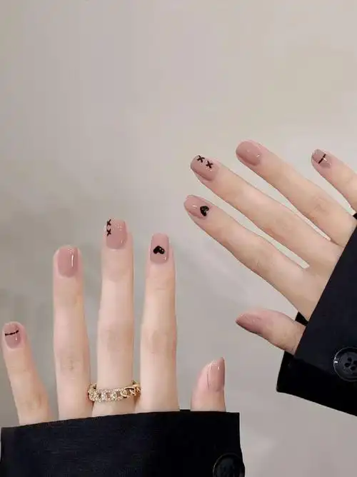 通勤小短甲超好看的美甲 显白才高级 短指甲也可以这么美 显白颜色 爱