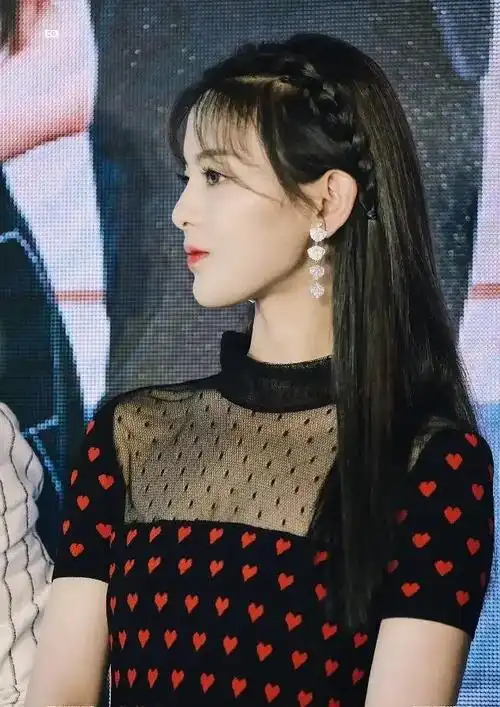 98年的杨超越,她的面部线条是真流畅,很多人说她鼻子不高,我觉得就