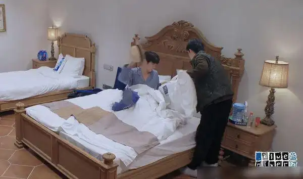 王俊凯睡觉将腿睡麻董子健立马帮他揉像照顾孩子一样太细心