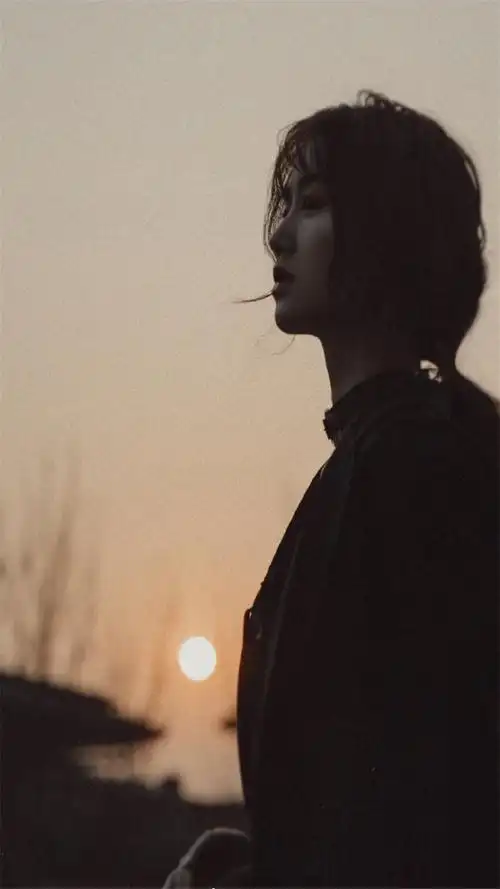 冷艳美女暗黑系酷飒高清手机壁纸