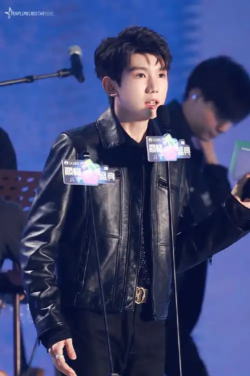 王源超话#王源出席qq音乐巅峰盛典##王源绿海#说了会一起拿更多的奖吧