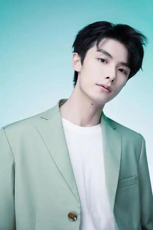 赵弈钦时尚写真曝光 清新帅气少年感十足