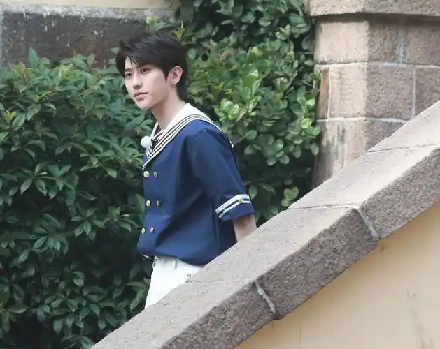蔡徐坤海军服造型上热搜,网友:在拍偶像剧吗?_水手服_节目_时尚
