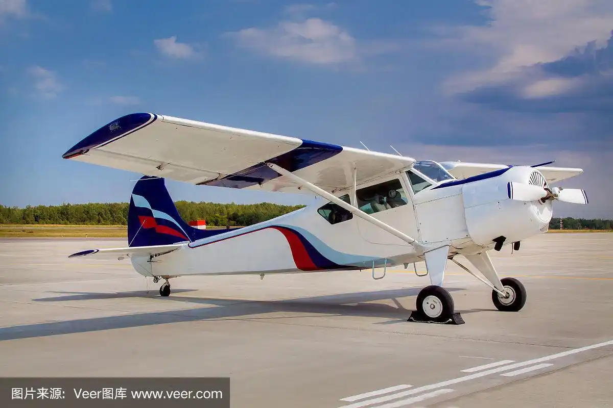 喷粉机,用于农业喷洒的小旧飞机,在空中飞行