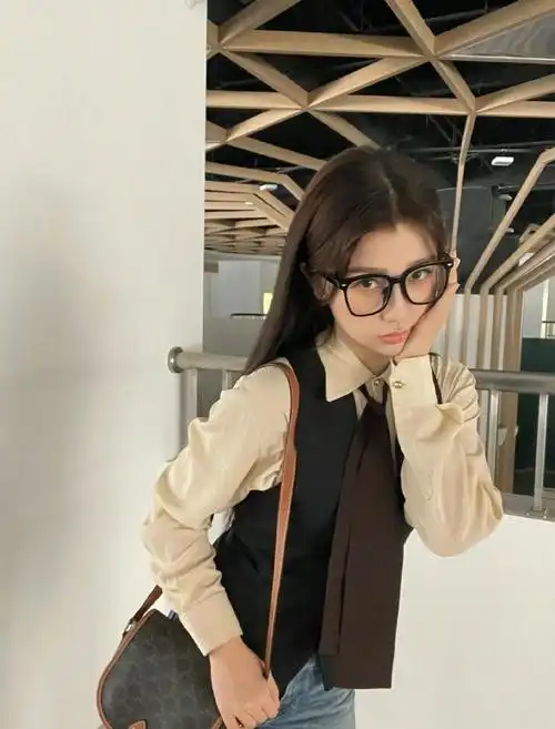 百变小欣的日常#戴上眼镜97的小宝酷酷哒～晚安欣欣@虞书欣esther