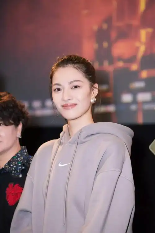 宠爱里最亮眼的,还得是甜酷飒美集于一身的钟楚曦