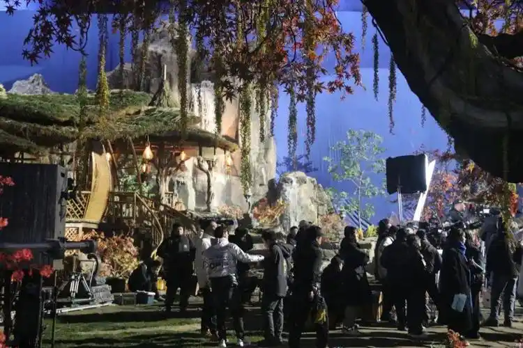 春节不打烊 !横店片场剧组拍摄忙_工作_服务公司_摄影棚