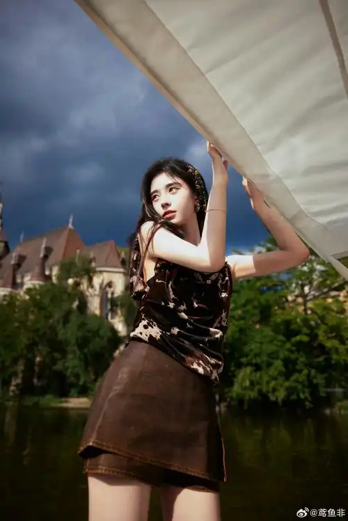 鞠婧祎美拉德风##鞠婧祎半肩毛衣#查了下～新图背景是布达佩斯呈行