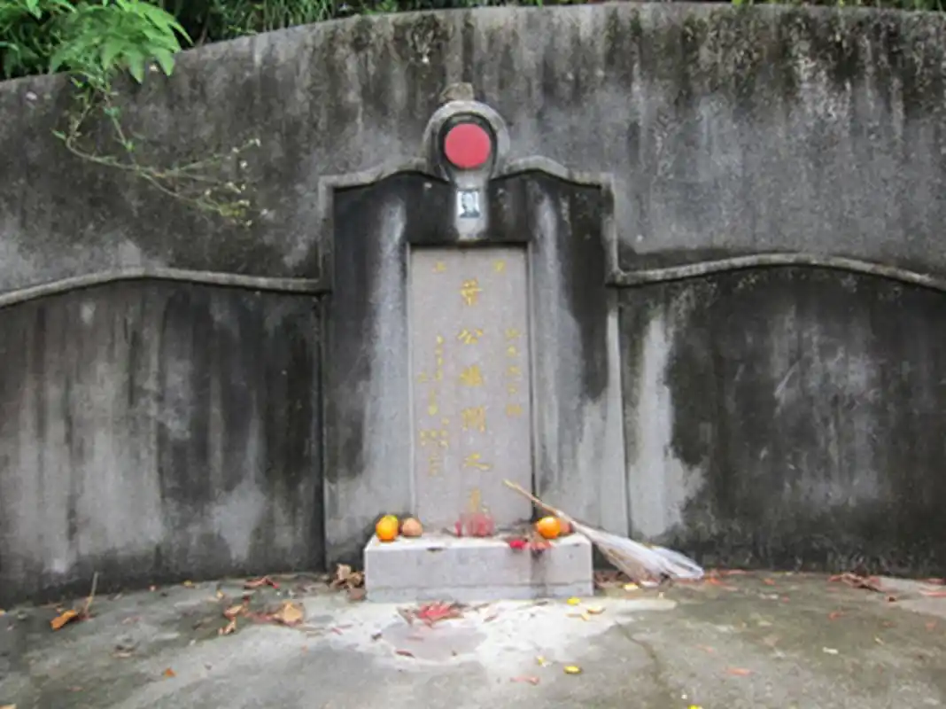 先瞧瞧中国叶问的墓,再看看美国李小龙的墓,差别不是一般的大!