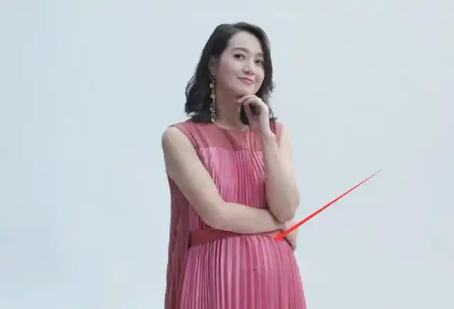 组图:朱丹挺孕肚拍定妆照 小腹微凸气色好