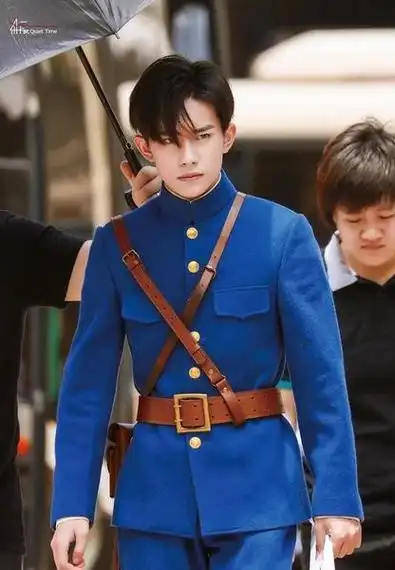 王俊凯穿军装图片 - 看百科