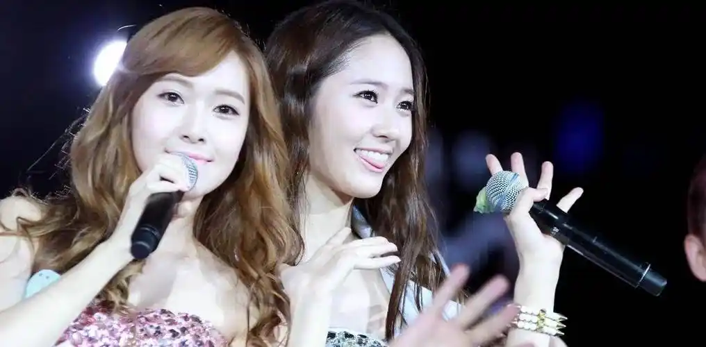 张艺兴喜欢五年,王一博和她对视1秒就脸红_魅力_角色_的发展