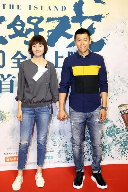 夏雨也太宠溺了吧,手里拎着两个行李箱,让袁泉美美走路|拼色|西装|穿