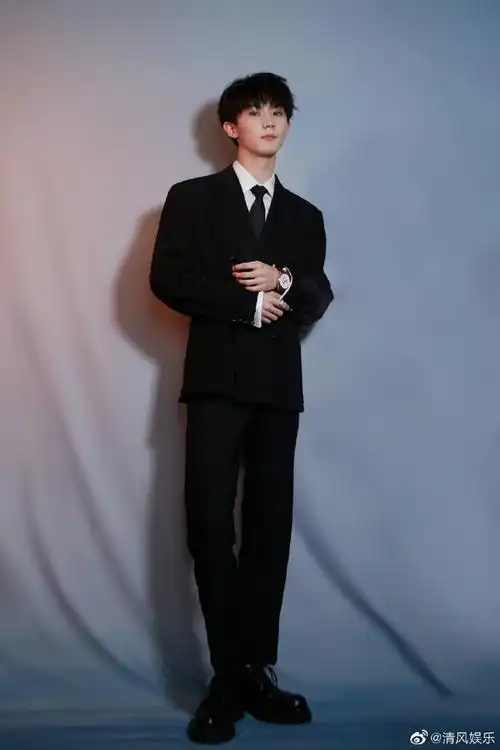 马嘉祺黑色西装随拍##马嘉祺黑色西装三宫格