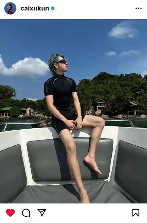 蔡徐坤晒kun标墨镜##蔡徐坤behind the scenes