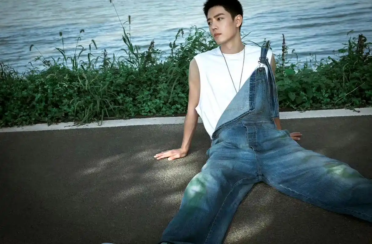 肖战这个强迫症,是怎么忍受单肩背带裤的?哈哈哈哈!