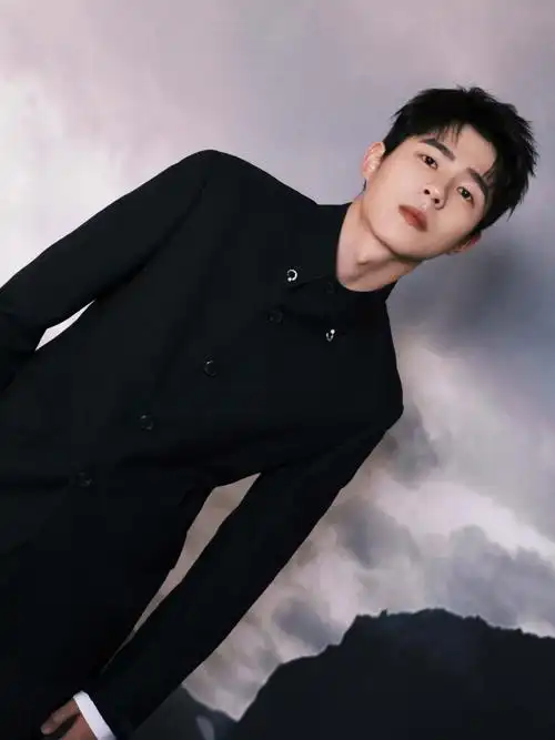 刘昊然穿西装成熟帅气无惧怼脸拍