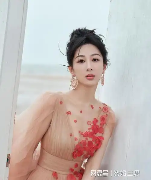 仙气长裙惊艳湖南卫视跨年晚会|裙装|裙摆|飘飘|社交平台_网易订阅