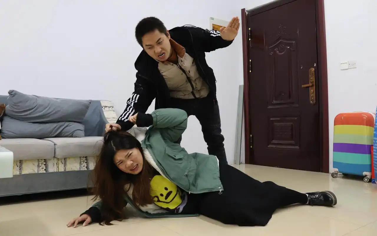 妻子不怀孕,结婚十年丈夫打了她10年,幸亏老天开眼