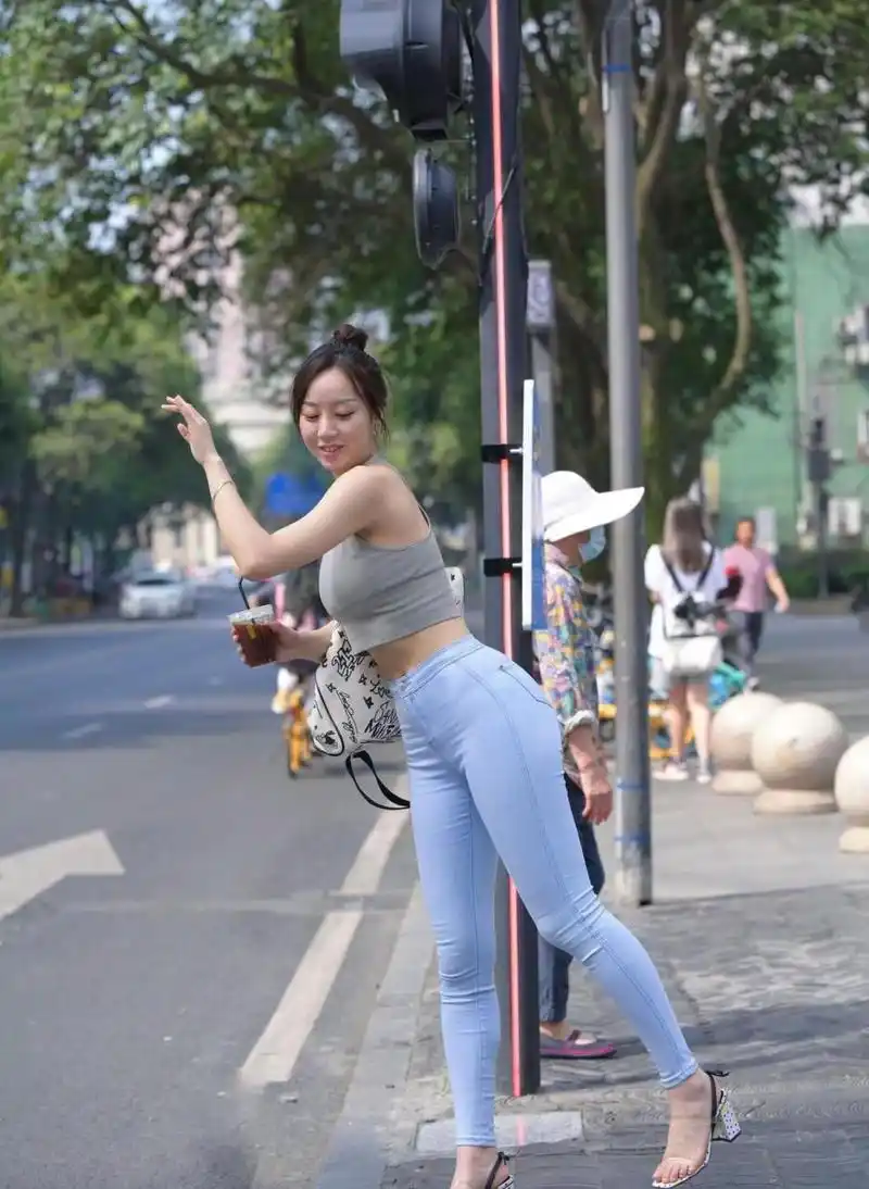 蜂腰蜜桃臀"型身材的小姐姐穿紧身牛仔裤,性感养眼! #趣图搞笑