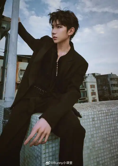 王源背了好大的叮叮猫儿