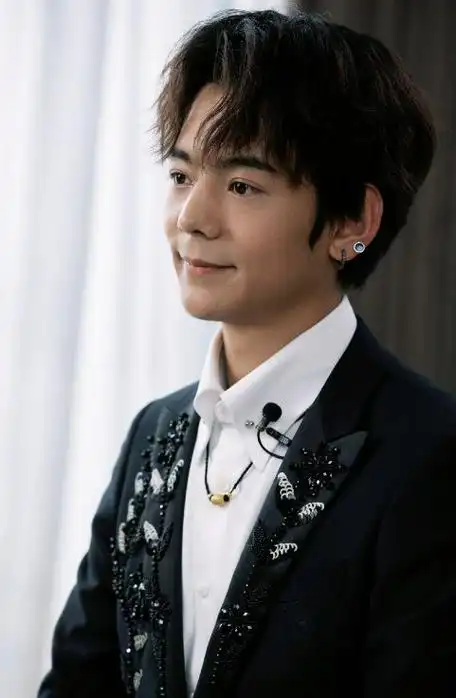 丁真穿的这件衣服的领子很有奢华感,效果相当不错,他留着英俊的发型