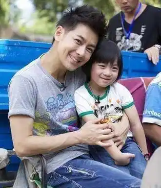 双胞胎出镜挡脸,以后3兄弟都不露脸了_儿子_林心如_陈若仪