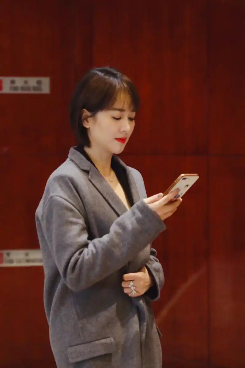 左小青终于高调一回,驼色流苏大衣配运动夹克,短发清爽如少女