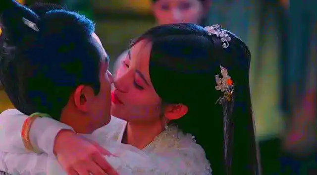 鞠婧祎,鲁照华等五位小花的荧屏初吻都给了谁,最后一位有争议