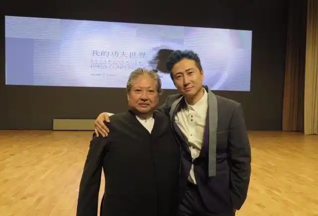 洪金宝70岁生日儿子晒合照为父亲送祝福爷孙穿同款温馨有爱