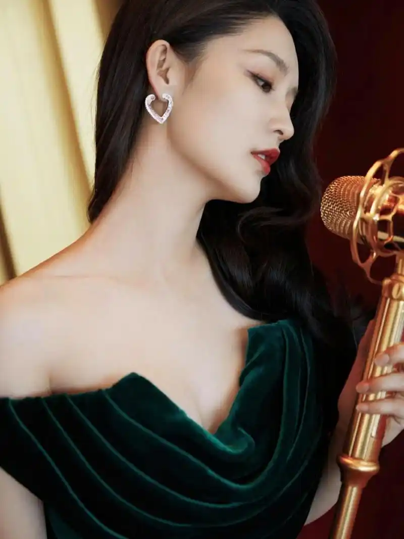 30岁李沁穿绿色露肩尾礼服裙,衬出"水嫩嫩"的肌肤